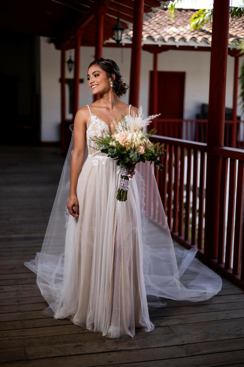 Vestido de novia- Gina Murillo + Capa Carmen Alta Moda